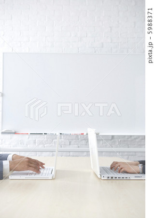 ノートパソコンを打つ2人の手元 5988371