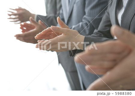 拍手をするビジネスマンの手元 拍手をするビジネスマンの手元 5988380