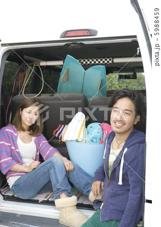 ドライブの休憩をする20代男女 5988459