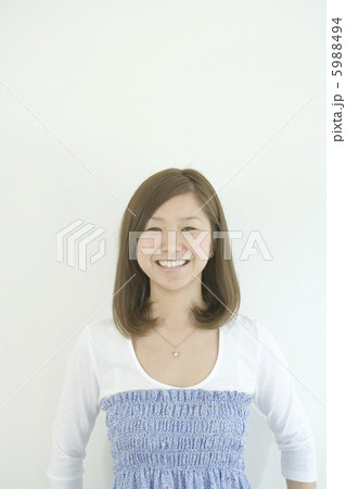 20代女性の笑顔 5988494