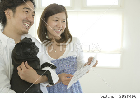 話し合う新婚夫婦 5988496