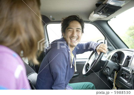 車内で女性と話す20代男性 5988530