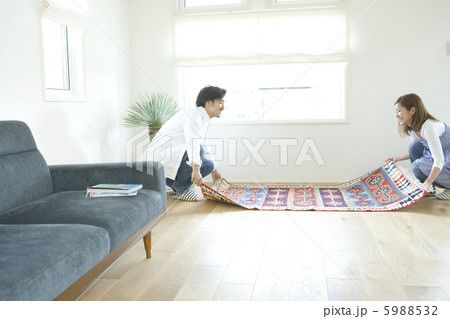 ラグを広げる新婚夫婦 5988532