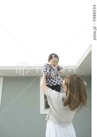 赤ちゃんを抱き上げる母親 5988534