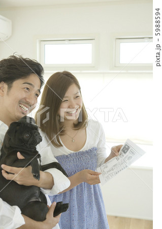 愛犬と部屋の間取りを見る新婚夫婦 5988594