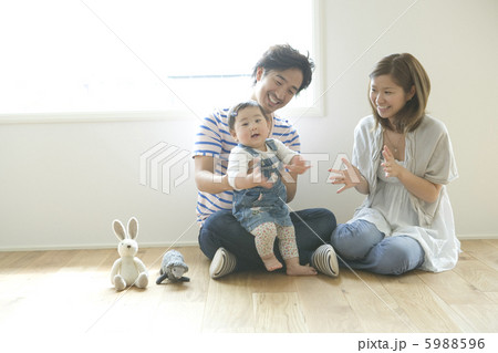 赤ちゃんをあやす両親 5988596