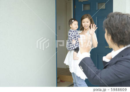 出勤する父親を見送る母親と赤ちゃん 出勤する父親を見送る母親と赤ちゃん 5988609