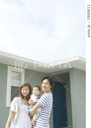 屋外で寄り添う家族3人 5988611