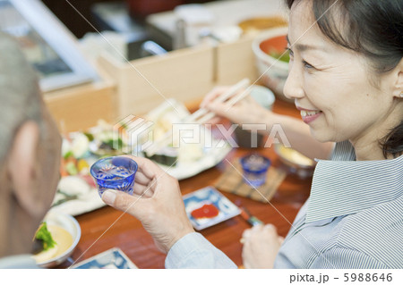 食事を楽しむシニアカップル 食事を楽しむシニアカップル 5988646