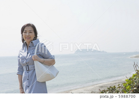 海と50代女性 海と50代女性 5988700