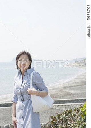 海辺に立つ50代女性 5988703