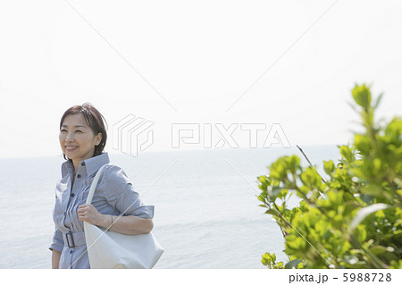 海と50代女性 5988728