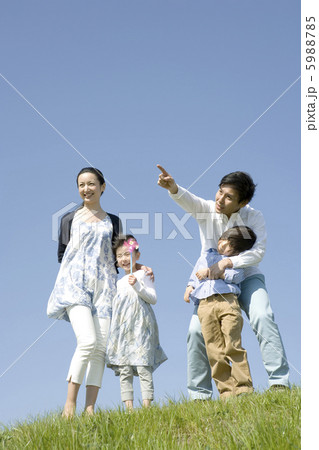 青空の下の家族4人 5988785