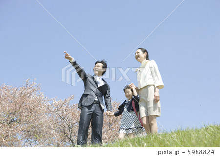 ランドセルを背負った女の子と両親 5988824