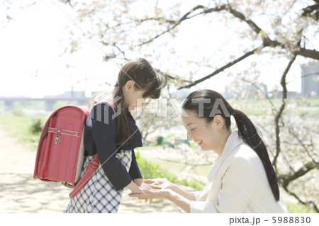 手を取り合う女の子とお母さん 手を取り合う女の子とお母さん 5988830