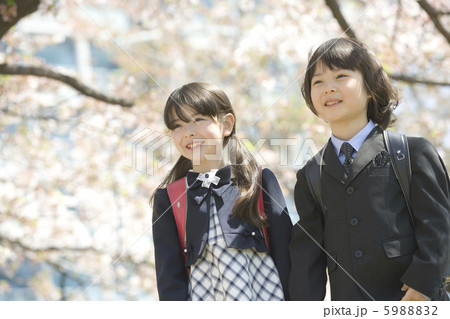 桜の下のランドセルを背負った男の子と女の子 5988832