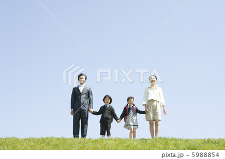 ランドセルを背負った子供2人と両親 5988854