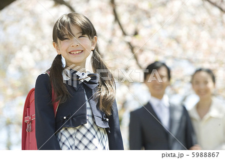 桜の下のランドセルを背負った子供と両親 桜の下のランドセルを背負った子供と両親 5988867