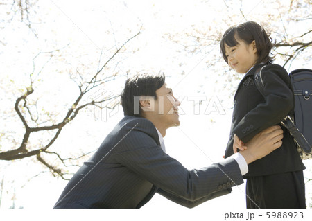 桜の木の下で寄り添う親子 桜の木の下で寄り添う親子 5988923
