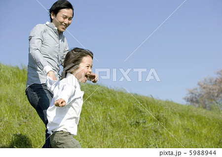 野原であそぶ父と子供 5988944