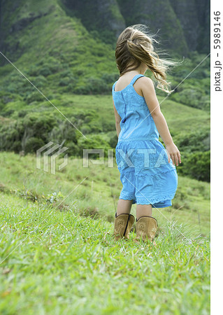 野原に立つ4歳の女の子の後姿 5989146