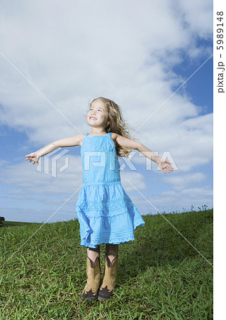 野原で両手を広げる4歳の女の子 5989148