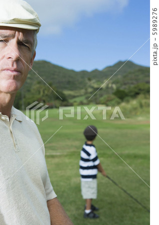 ゴルフをする祖父と孫 ゴルフをする祖父と孫 5989276