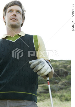 ゴルフクラブを持つ男性 5989327
