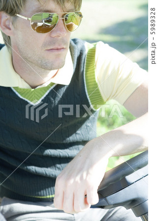 ゴルフカートに乗る男性 ゴルフカートに乗る男性 5989328