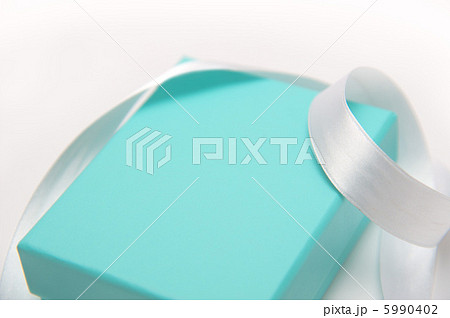 ギフトボックスとリボン 5990402