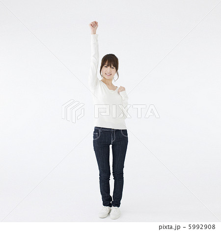 ガッツポーズをする日本人女性 5992908