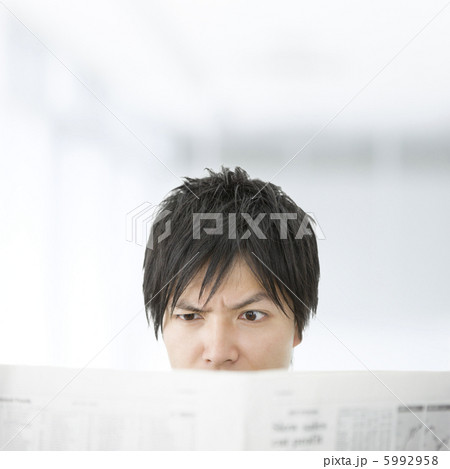 新聞を読む日本人の男性 5992958