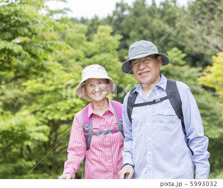 ハイキングを楽しむ日本人のシニア夫婦 5993032