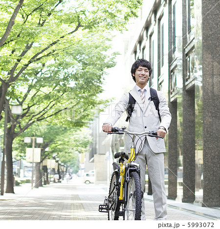 自転車を押しながら歩くビジネスマン 5993072