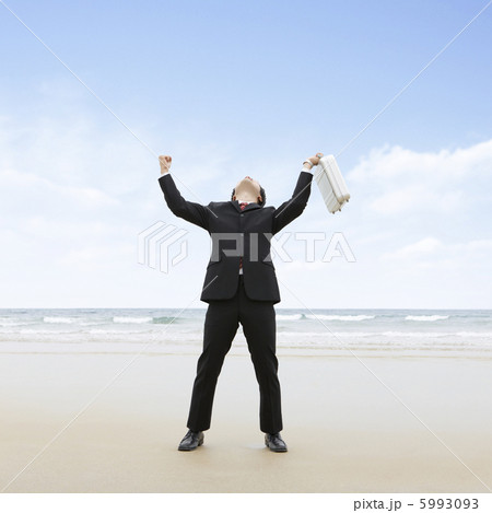 海辺でガッツポーズをするビジネスマン 5993093