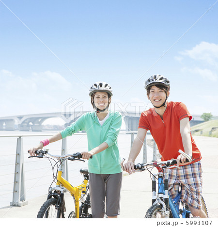 自転車に乗る男女 自転車に乗る男女 5993107