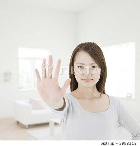 手を伸ばしポーズをとる女性の写真素材
