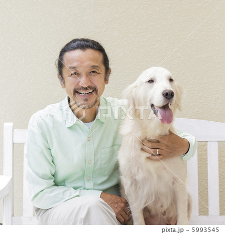 中高年男性とゴールデンレトリバー 5993545