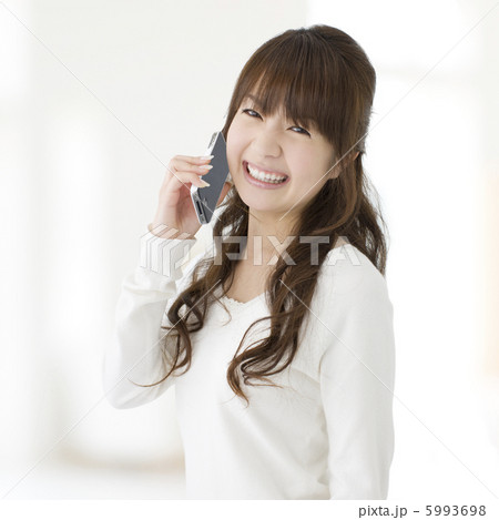 電話をする日本人女性 5993698