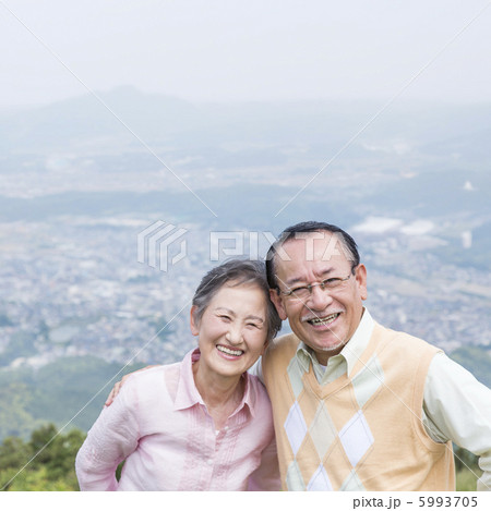 寄り添う日本人のシニア夫婦 5993705