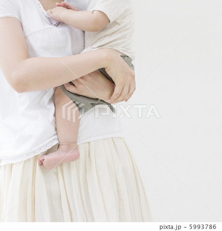 子供を抱く母親 子供を抱く母親 5993786