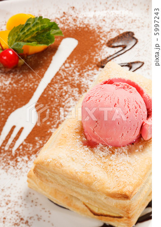 puff pastry with ice cream 5997243