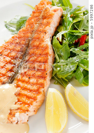 salmon steak with salad 5997286