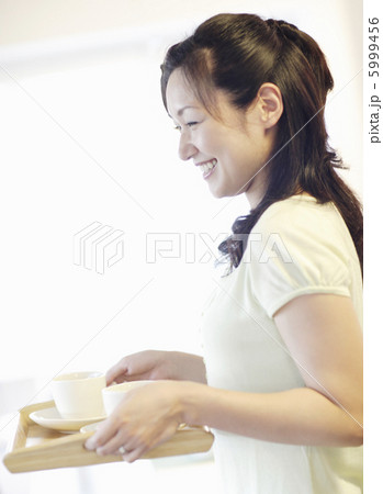 トレーでお茶を運ぶ女性 トレーでお茶を運ぶ女性 5999456