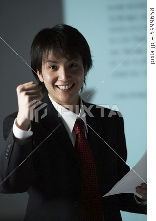 ガッツポーズのビジネスマン 5999658