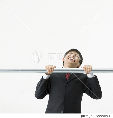 鉄棒にぶら下がるビジネスマン 5999693