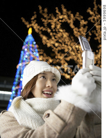 携帯電話で写真を撮る女性 5999698