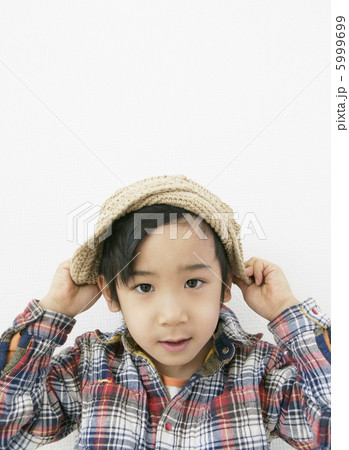 ニット帽に手をやる少年 5999699