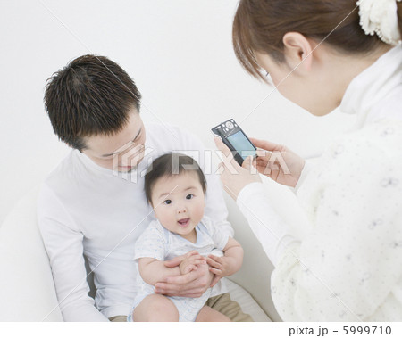 写真を撮る親子 5999710