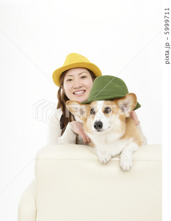帽子を被る犬と女性 5999711